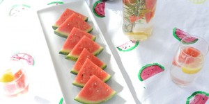Beitragsbild des Blogbeitrags DIY // sommerlich fruchtige Tischdecke – ganz einfach selbstgemacht
