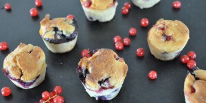 Beitragsbild des Blogbeitrags einfach.lecker // Buttermilch-Beeren Muffins 