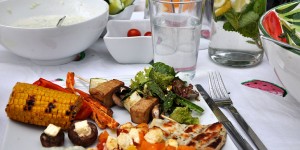Beitragsbild des Blogbeitrags Tipps für eine kunterbunte (vegane & glutenfreie) Grillparty 
