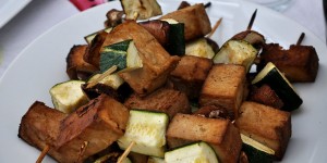 Beitragsbild des Blogbeitrags einfach.lecker // vegane Tofu-Gemüse-Grillspieß 