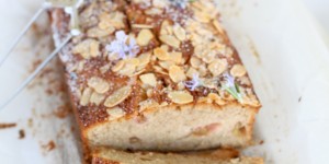 Beitragsbild des Blogbeitrags Der wirklich letzte Rhabarberkuchen für heuer: {Rhabarber-Kastenkuchen mit Mandeln} & 10 Glücklichmacher!