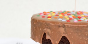 Beitragsbild des Blogbeitrags Eine {Schokoriegel-Torte} zum verpennten Bloggeburtstag!