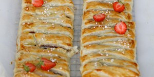 Beitragsbild des Blogbeitrags Ein Blätterteigstrudel mit Schokoladen-Topfen-Füllung und Lindt Creation Macaron & ein Giveaway!