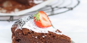 Beitragsbild des Blogbeitrags Ein glutenfreier, französischer Schokoladenkuchen {gâteau au chocolat} und eine Backbuchrezension! 