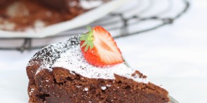 Beitragsbild des Blogbeitrags Ein glutenfreier, französischer Schokoladenkuchen {gâteau au chocolat} und eine Backbuchrezension!