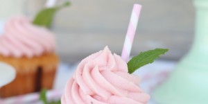 Beitragsbild des Blogbeitrags Erdbeer-Milchshake Cupcakes mit Erdbeer-Buttercreme!