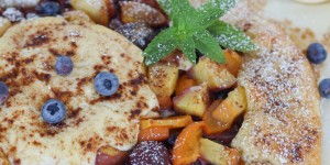 Beitragsbild des Blogbeitrags Eine {Crostata mit Ricotta, Steinobst und Heidelbeeren} – und eine Backbuchrezension! 