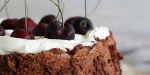 Beitragsbild des Blogbeitrags Ein {Olivenölkuchen mit Schokolade, Schlagobers und Kirschen} 