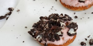 Beitragsbild des Blogbeitrags Pretty in pink: {Oreo Donuts aus dem Backrohr}