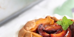 Beitragsbild des Blogbeitrags {Tartelettes mit Buchweizenmehl, Zwetschken und Pfirsichen} und eine Backbuchrezension!