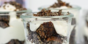 Beitragsbild des Blogbeitrags DESSERT | Ein glutenfreier Mohnkuchen-Trifle mit Zitronen-Mascarpone-Creme!