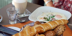 Beitragsbild des Blogbeitrags UNTERWEGS | Frühstücken im Café & Bäckerei Wienerroither in Pörtschach/Wörthersee