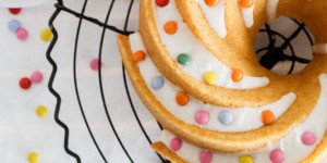 Beitragsbild des Blogbeitrags WIE BEI OMA | Ein Eierlikör-Gugelhupf mit Zuckerguss und eine Backbuchrezension