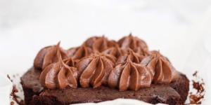 Beitragsbild des Blogbeitrags SWEET | Double Chocolate Himbeer Brownie mit Frischkäsefrosting