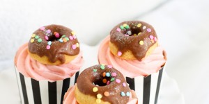 Beitragsbild des Blogbeitrags SWEET | Erdbeer-Cupcakes mit Frischkäsefrosting und Mini-Donuts! 