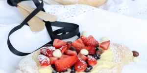 Beitragsbild des Blogbeitrags KUCHEN | Beeren-Germteig-Fladen mit Vanille-Topfencreme und Landgarten Bio Soja Snacks
