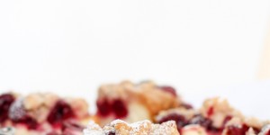 Beitragsbild des Blogbeitrags KUCHEN | Blechkuchen aus Germteig mit Weichseln und Streuseln