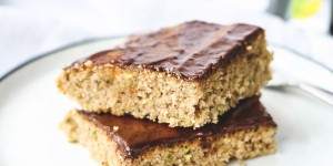 Beitragsbild des Blogbeitrags KUCHEN | Rezept für Zucchinikuchen mit Schokoglasur und eine Backbuchverlosung „Kuchen backen mit Christina“! 