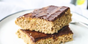 Beitragsbild des Blogbeitrags KUCHEN | Rezept für Zucchinikuchen mit Schokoglasur und eine Backbuchverlosung „Kuchen backen mit Christina“!