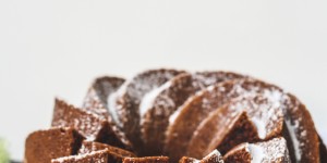 Beitragsbild des Blogbeitrags KUCHEN | Rezept für einen Gugelhupf mit Kakao und Schokodrops! 
