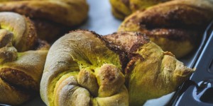 Beitragsbild des Blogbeitrags KUCHEN | Rezept für Kurkuma Latte Zimtschnecken oder Zimtschnecken mit goldener Milch