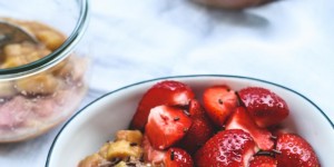 Beitragsbild des Blogbeitrags Rezept für Schokoladen-Porridge (Smoothie Bowl) mit Rhabarberkompott, Erdbeeren und Joghurt 