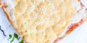 Beitragsbild des Blogbeitrags Rezept für Rhabarber Shortbread oder Rhabarberschnitten mit Mürbteig