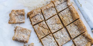 Beitragsbild des Blogbeitrags Rezept für Erdnussbutter Blondies mit weißer Schokolade