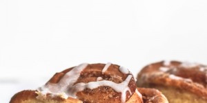 Beitragsbild des Blogbeitrags Rezept für Zimtschnecken à la Tim Mälzer und eine Kochbuchrezension (enthält Werbung)