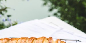 Beitragsbild des Blogbeitrags Rezept für einen Nussstrudel und Backbuchrezension „Brot backen mit Christina“ (enthält Werbung)