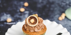 Beitragsbild des Blogbeitrags Rezept für Haselnuss Schokoladen Cupcakes mit Nuss-Nougat-Creme Frosting 