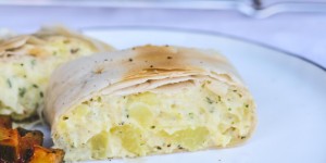 Beitragsbild des Blogbeitrags Rezept für einen Erdäpfelstrudel mit Tomatengemüse