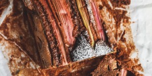 Beitragsbild des Blogbeitrags Rezept für einen Rhabarber-Schoko-Kuchen aus der Kastenform und eine Buchrezension (enthält Werbung)