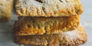 Beitragsbild des Blogbeitrags Rezept für Apfeltaschen und Giveaway „Kinder backen mit Christina“ (enthält Werbung)