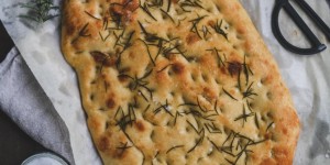 Beitragsbild des Blogbeitrags Rezept für eine einfache Focaccia ohne Kneten – no-knead focaccia