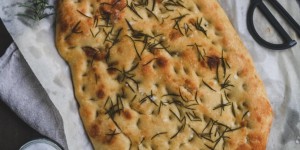 Beitragsbild des Blogbeitrags Rezept für eine einfache Focaccia ohne Kneten – no-knead focaccia 