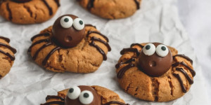 Beitragsbild des Blogbeitrags Rezept für Spider Cookies – Spinnenkekse – mit Erdnussbutter zu Halloween! 