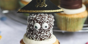 Beitragsbild des Blogbeitrags Faschingstipp: Schwedenbomben mit Partyhütchen