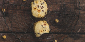 Beitragsbild des Blogbeitrags Rezept für einfache Haselnuss Chocolate Chip Cookies (ohne Ei)