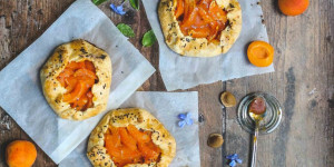 Beitragsbild des Blogbeitrags Rezept für Zero Waste Marillen-Galettes mit Sauerteigresten