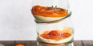 Beitragsbild des Blogbeitrags Bittermandel-Panna Cotta mit Marillenröster (ohne Gelatine)