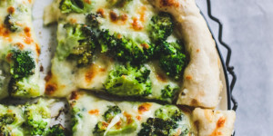 Beitragsbild des Blogbeitrags Rezept für eine schnelle, knusprige Pizza mit Brokkoli, Käse & Béchamel – meine Lieblingspizza! 