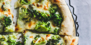 Beitragsbild des Blogbeitrags Rezept für eine schnelle, knusprige Pizza mit Brokkoli, Käse & Béchamel – meine Lieblingspizza!
