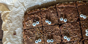 Beitragsbild des Blogbeitrags Rezept für Spooky Brownies mit Zuckeraugen 
