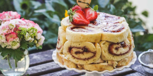 Beitragsbild des Blogbeitrags Rezept für eine Erdbeer-Charlotte mit Topfen-Joghurtcreme