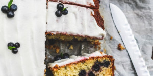 Beitragsbild des Blogbeitrags Rezept für Blåbärskaka – einen schwedischen Wildheidelbeerkuchen
