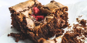 Beitragsbild des Blogbeitrags Rezept für Brownies mit Himbeeren und gehackter Schokolade