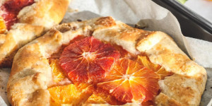 Beitragsbild des Blogbeitrags Rezept für Galettes mit Blutorangen und Mandelcreme