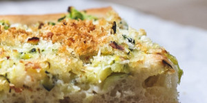 Beitragsbild des Blogbeitrags Sommerfrische Zucchinipizza mit viel Käse und Joghurtdip