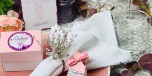 Beitragsbild des Blogbeitrags Einladung, Tischdeko und Gastgeschenk in Beerentönen zur Firmung